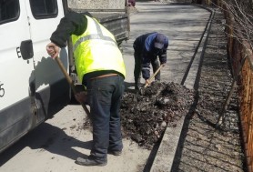 Exemplul demn de urmat și de Chișinău: O primărie din România reciclează antiderapantul împrăștiat iarna pe străzi